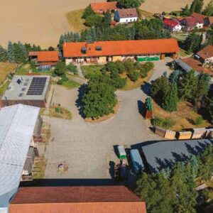 Letecký pohled na výrobní areál Bartoš dřevostavby v Kosoříně u Chocně