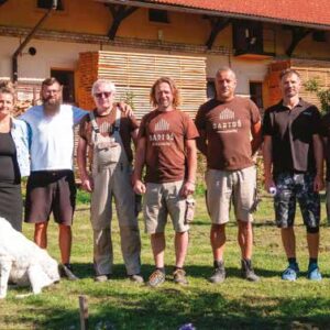 Tým Bartoš dřevostavby před výrobním areálem v Kosoříně